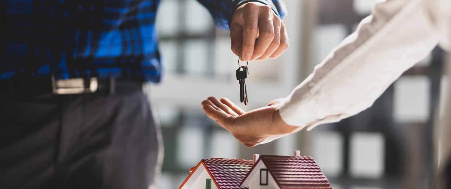 real-sate-agenct-hand-customer-the-keys